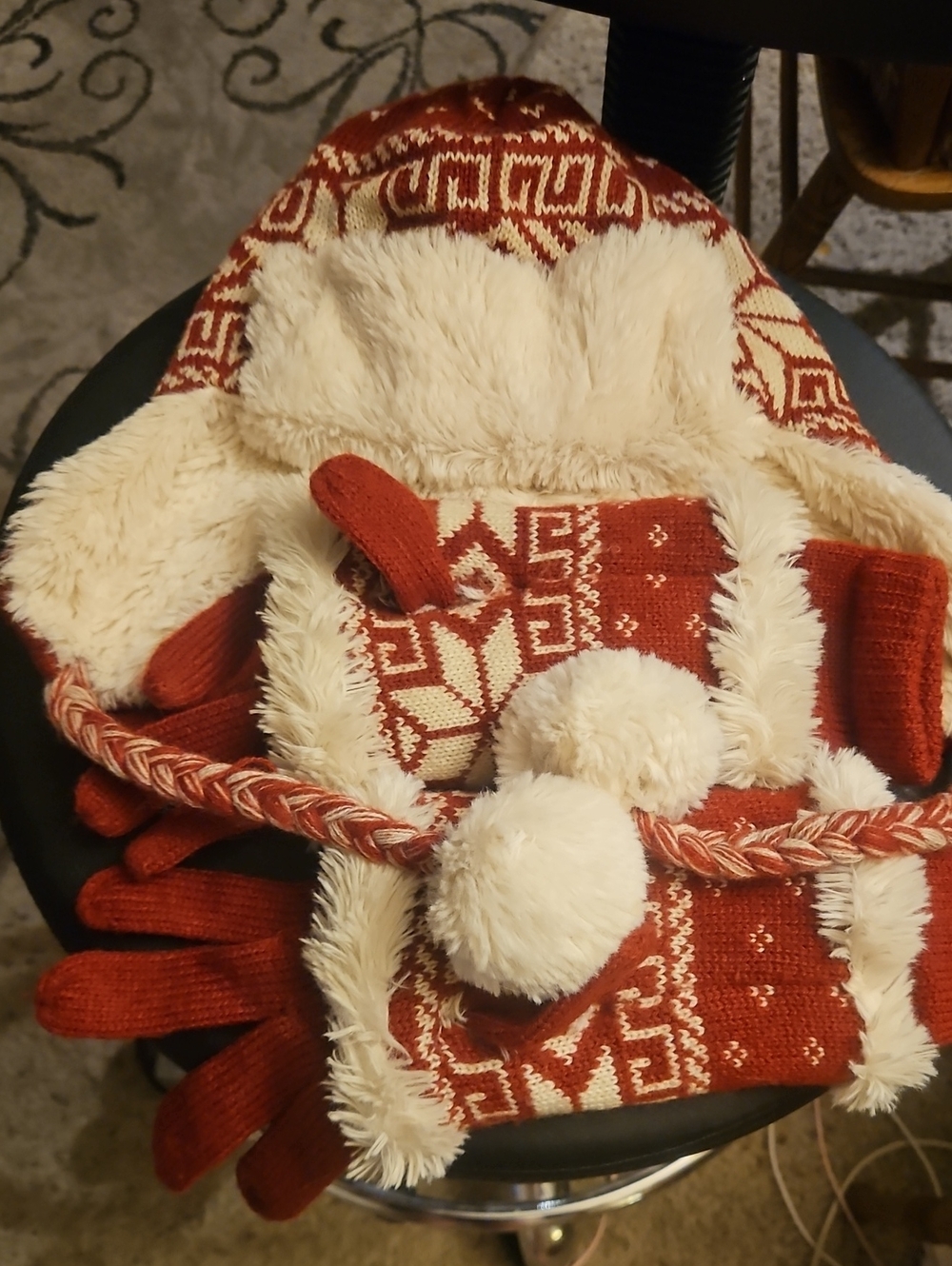 Cozy Faux-Fur Lined Winter Hat & Mittens Set - Red/Cream